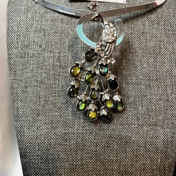 A Peacocks Pride Albacore and Silver Pendant and Earring Set. - Picture 2 of 3